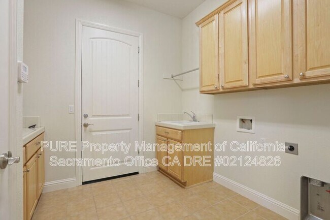 Building Photo - 1143 Bevinger Dr