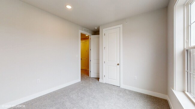 Building Photo - 314 E Lake St