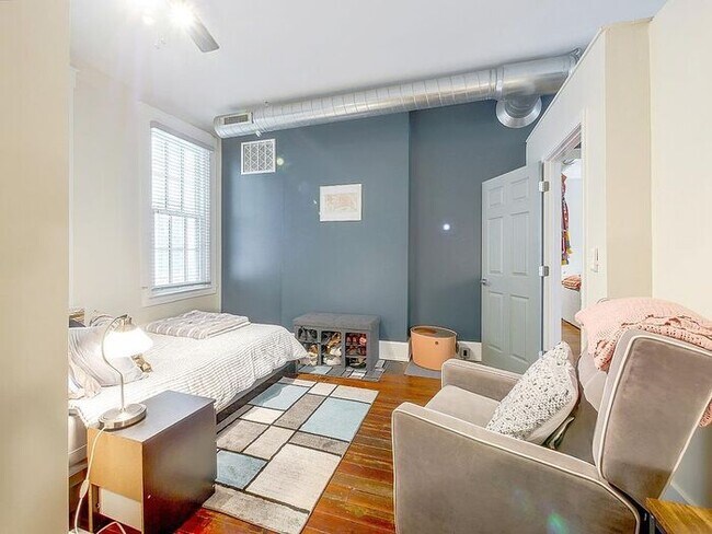 Building Photo - Condo in Italianate building in Over-the-R...