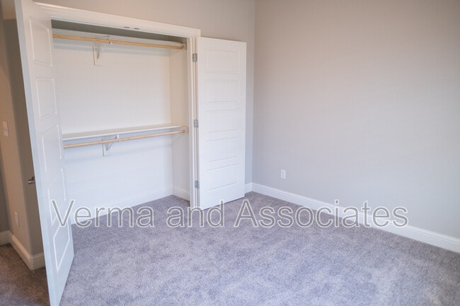 Building Photo - 940 E Skyline Lp