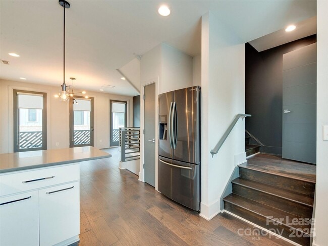 Building Photo - 225 Domain Way