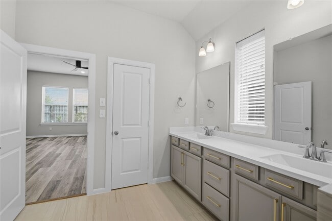 Building Photo - 2815 Torrey Pines Dr