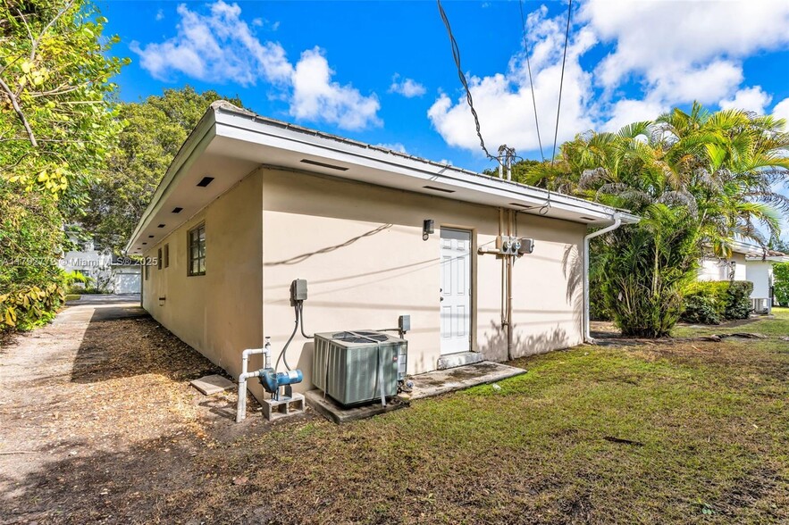 Building Photo - 1130 Cotorro Ave