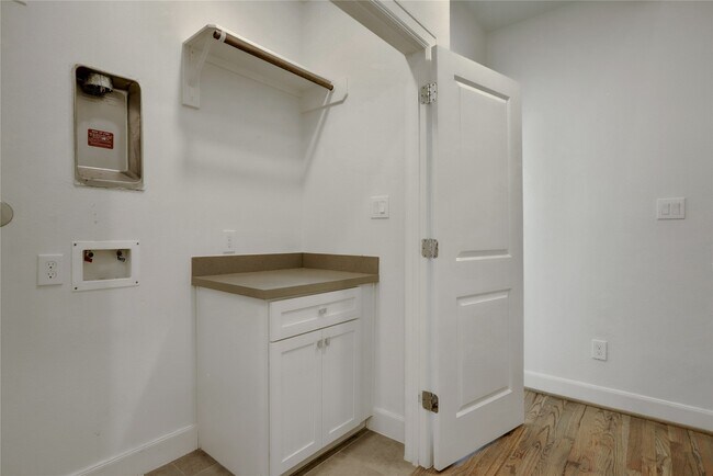 Building Photo - 954 W 18th St