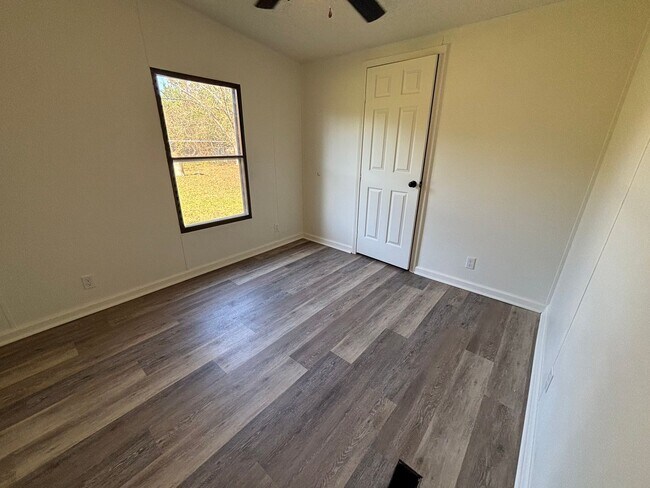 Building Photo - FOR RENT