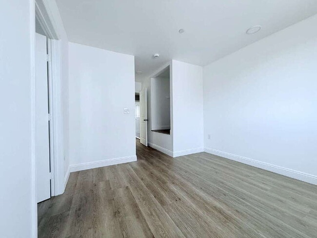 Building Photo - 1731 E 68th St