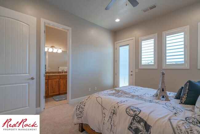 Building Photo - Stunning 2 Bedroom Fully Furnished Home. Community Pool & Mini Golf!