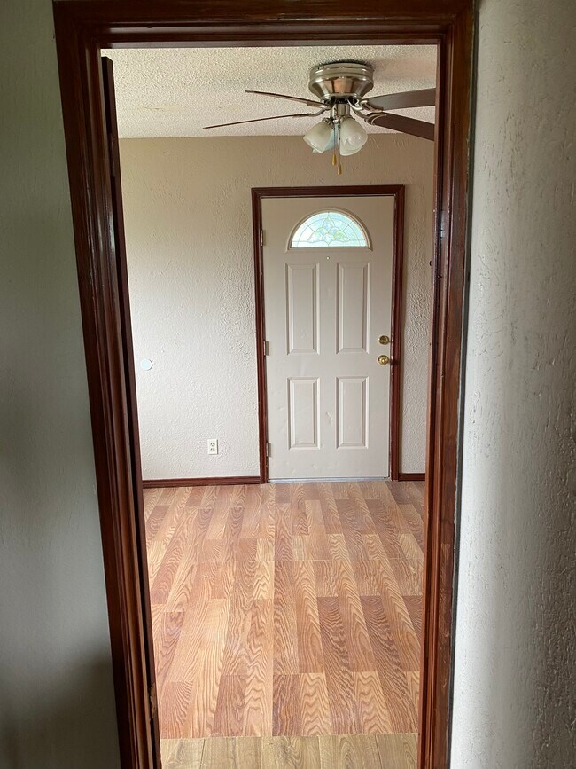 Building Photo - 985 N Iowa Ave