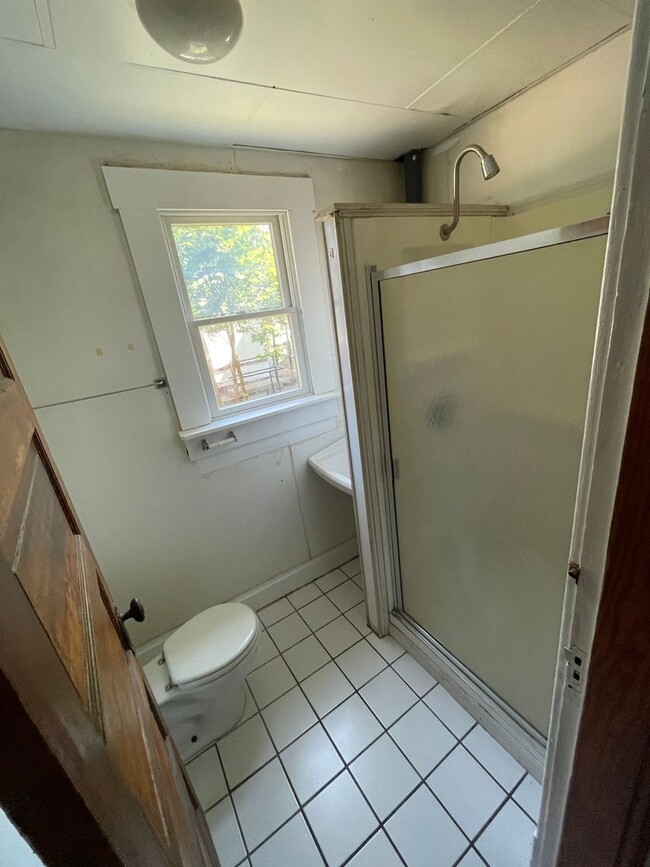 Building Photo - 4 bedroom 2 full bath House