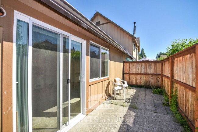 Building Photo - Lovely pet-free end unit in an established...