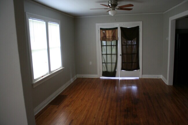 Building Photo - Beautiful North Side Craftsman!