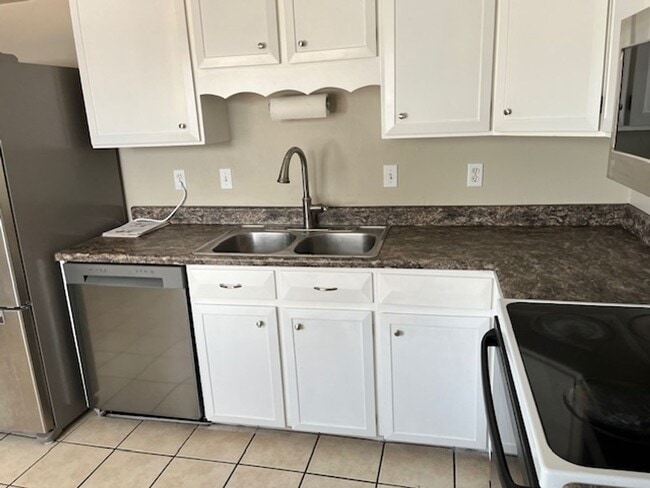 Building Photo - Lovely 5-bedroom, 2-1/2 bath home.  Centrally-located in Longmont with convenient access to shopp...