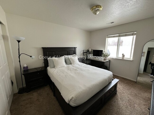 Building Photo - 3 bed, 2 bath house in fantastic location!