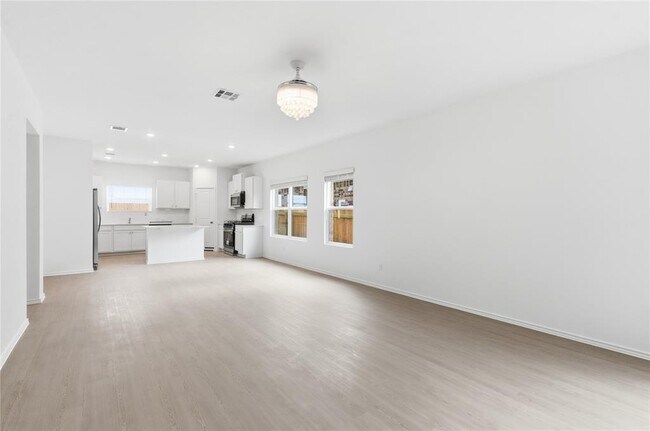 Building Photo - 1404 Roaming Oak Bnd