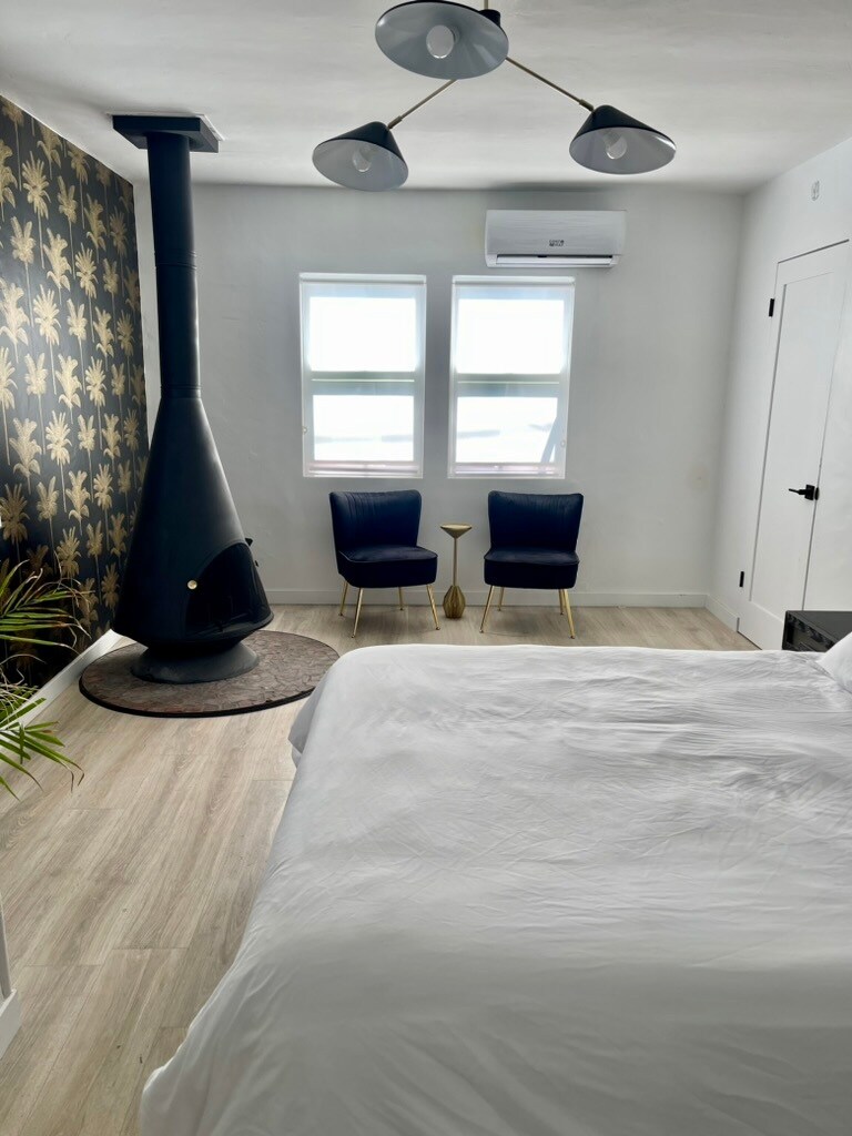 Wood burning fireplace - 5645 Auckland Ave