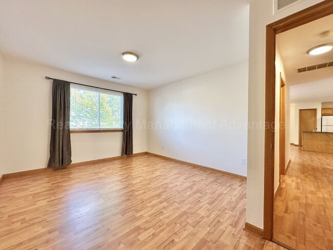 Building Photo - Spacious 2 Bed Condo with Attached Garage