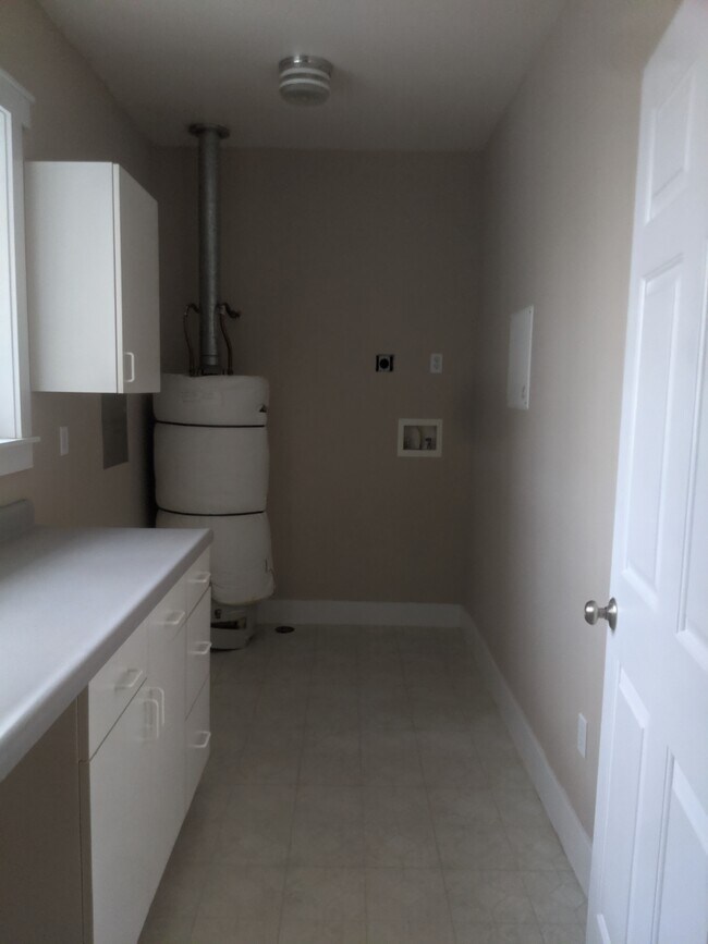 Building Photo - 64 Battle Hollow Ave