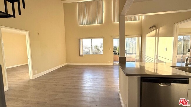 Building Photo - 701 S Kingsley Dr