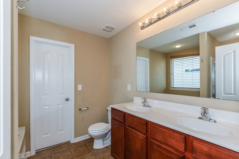 Building Photo - 3004 Centerview Dr