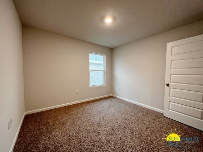 Building Photo - Stunning 4 Bedroom Home in Crestview!