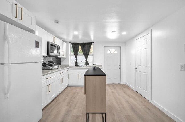 Building Photo - 7151 Taft St