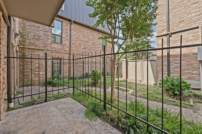Building Photo - 2400 N Braeswood Blvd