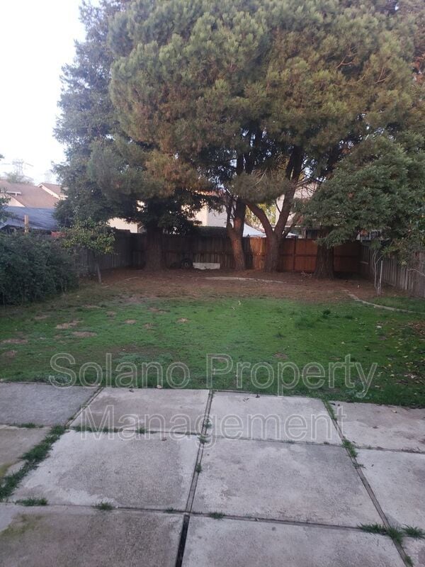 Building Photo - 654 Catalina Cir