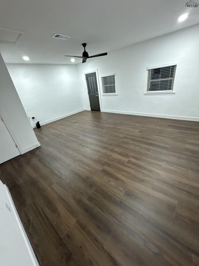 Building Photo - 4126 Lenore Dr