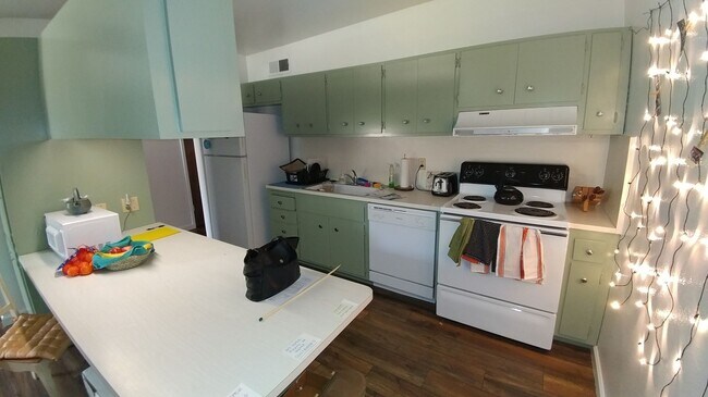 Building Photo - Beautiful 3 bedroom home in Central Davis available for fall move in!