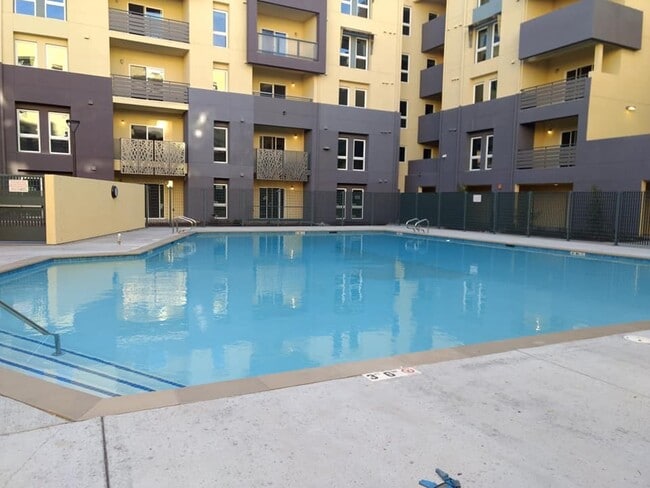 Building Photo - 200 E 10th St