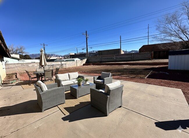 Building Photo - 3BD/1BA Home with Newly Remodeled Kitchen