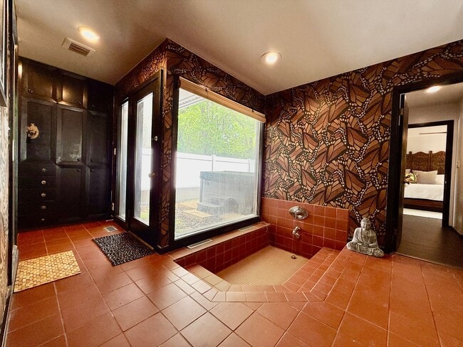 Building Photo - 527 Valewood Ln