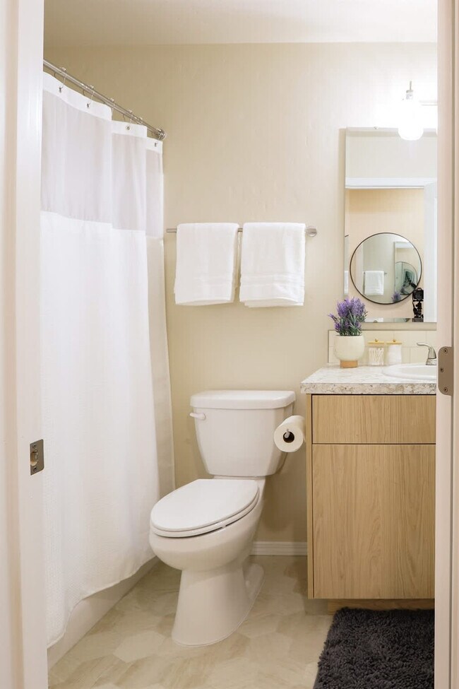 Building Photo - 717 E Elgin St