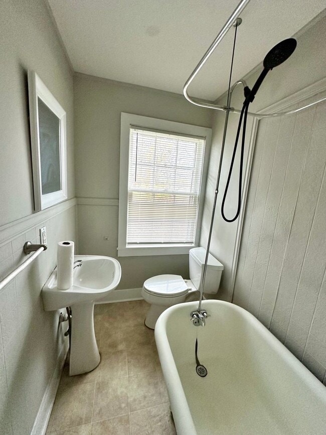 Building Photo - Duplex Townhouse with Huge Yard! Pet Friendly! Close to the Lake!