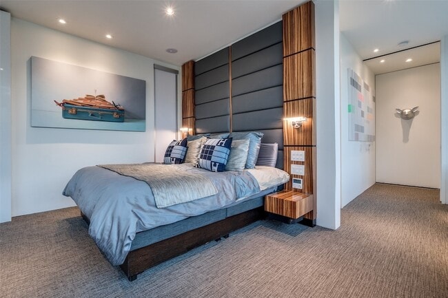 Building Photo - 2300 N Carroll Ave