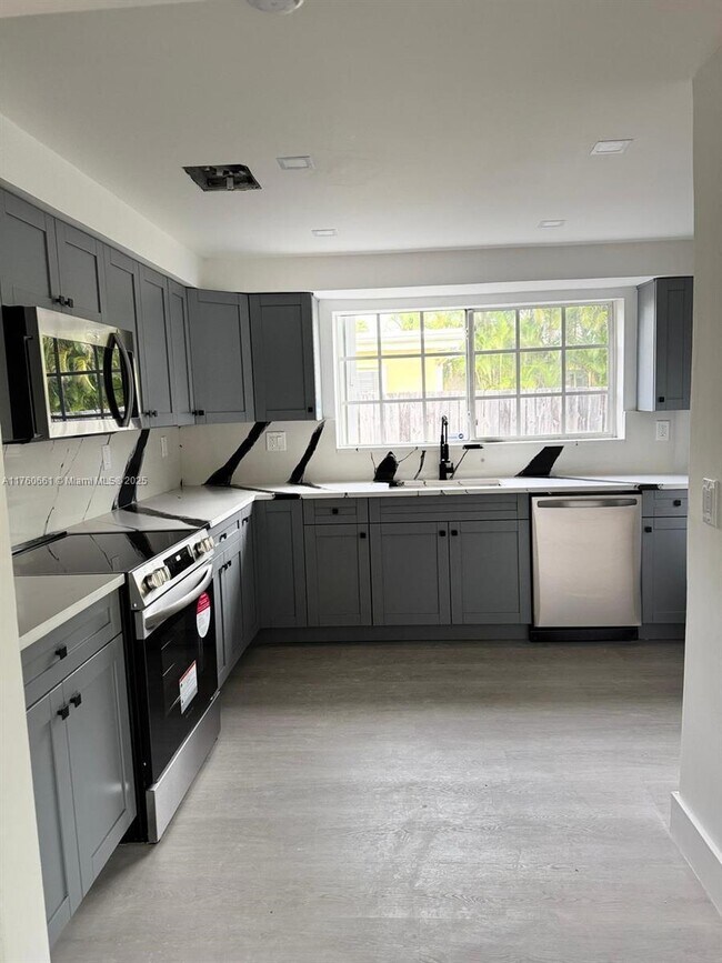 Building Photo - 3 bedroom in Hollywood FL 33020