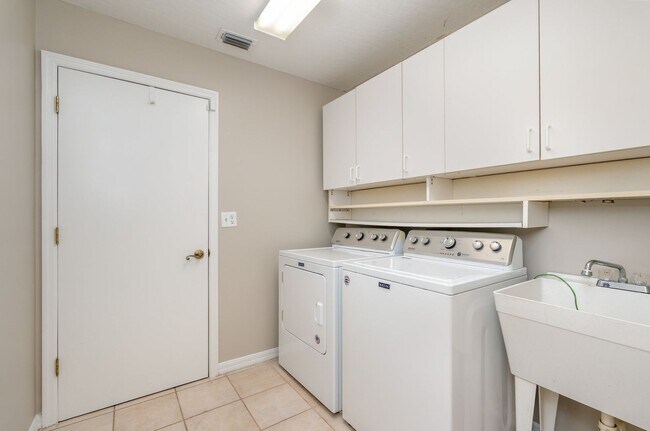 Building Photo - Great Location In NE Palm Bay!