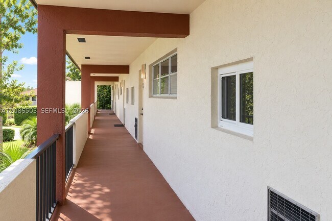 Building Photo - 400 S Hollybrook Dr
