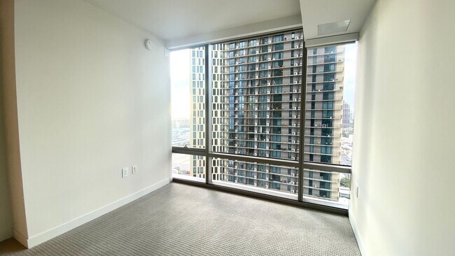 Building Photo - Available NOW - AE'O 1 BED 1 BATH w/ 1 COV...