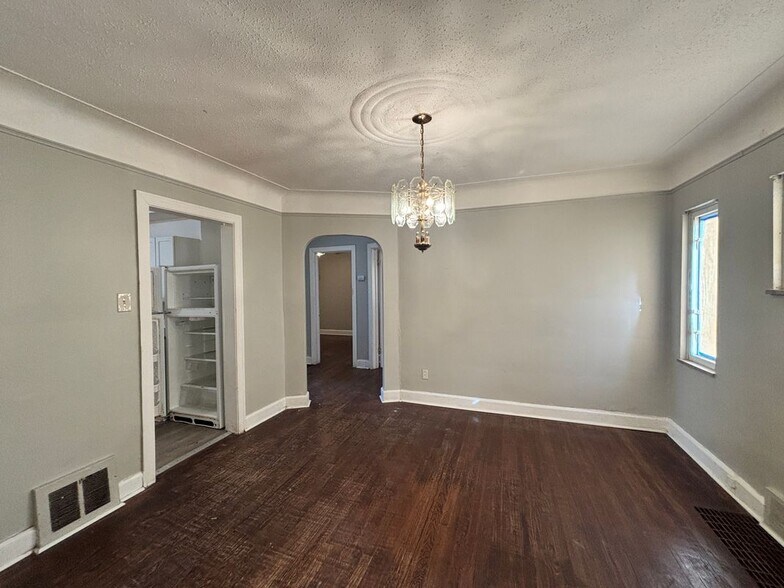 Building Photo - 15496 Gilchrist St