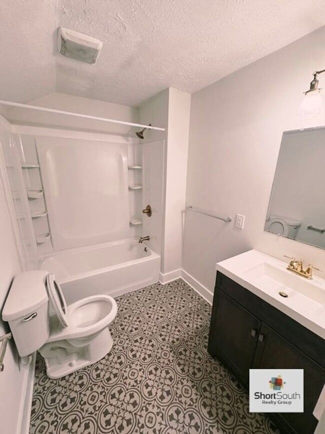 Building Photo - New 4 bed 3 bath house in East Town.