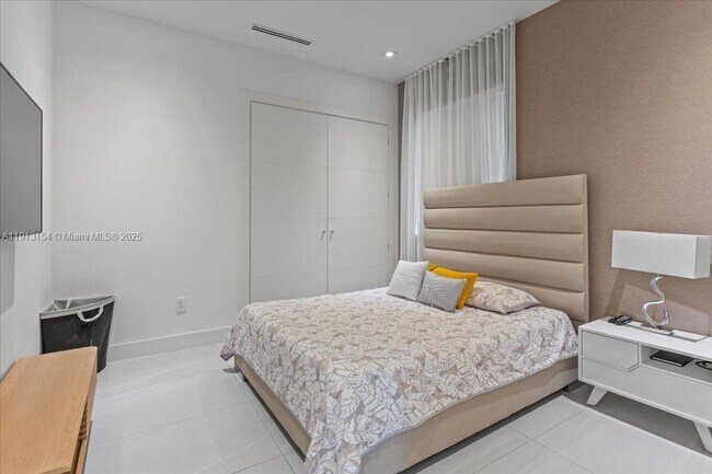 Building Photo - 7440 NW 100th Ct