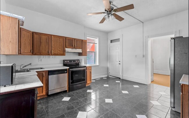 Building Photo - Amazing 2 Bedroom 1 Bathroom Home