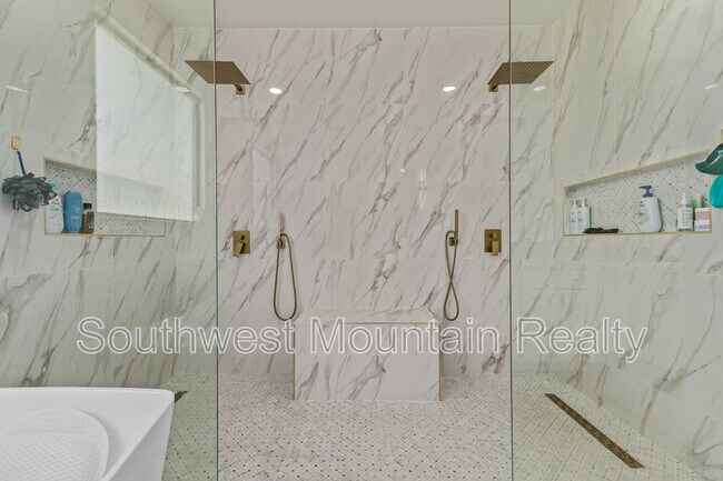 Building Photo - 17809 W Lincoln St