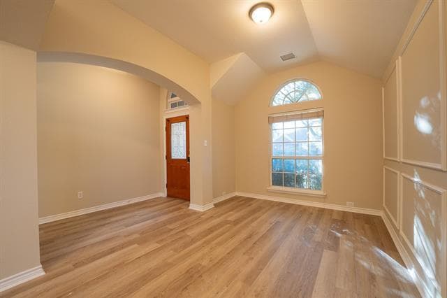 Building Photo - 2002 Gardenridge Dr