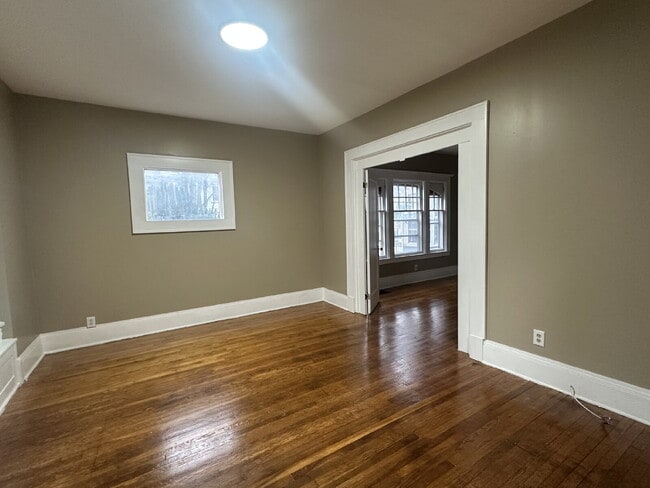 Building Photo - Spacious one-bedroom apartment located on Hazelwood in Rochester, NY.