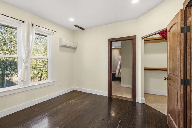 Building Photo - Charming Rustic 3-Bedroom + bonus rooms in Ashland, OR