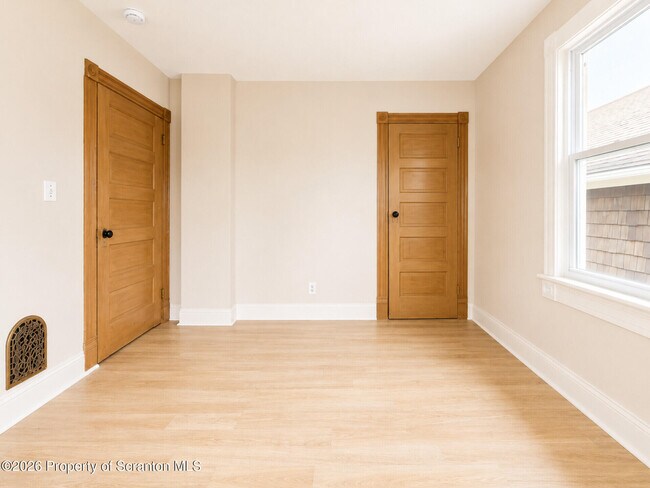Building Photo - 1112 W Elm St