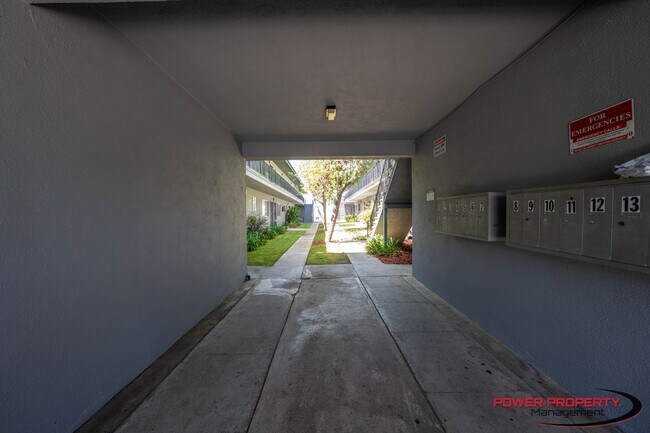 Building Photo - 821 N Eucalyptus