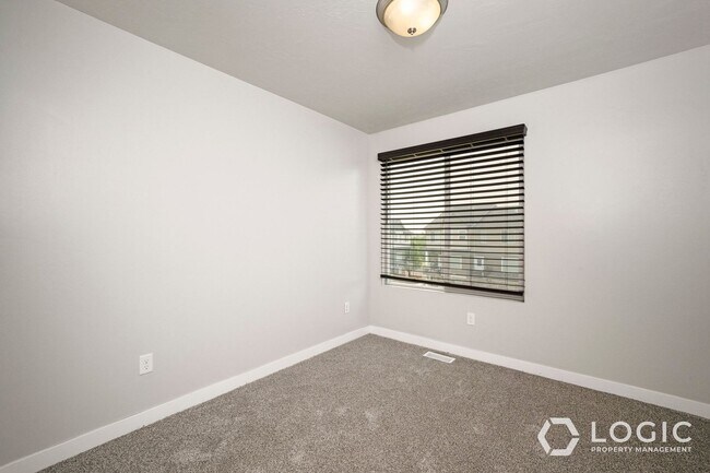 Building Photo - 1733 W 10 S